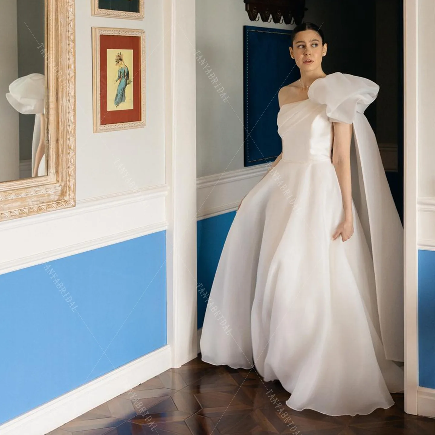 Abito da sposa classico in organza senza maniche con una spalla Una linea Sweep Train Abito da sposa per servizio fotografico Abito da sposa elegante TSWD828