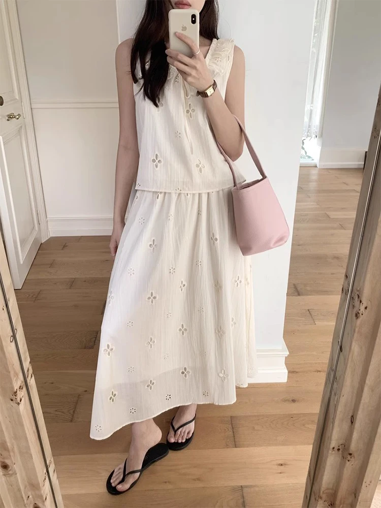 ชุดเซ็ตสองชิ้นกระโปรงเอวสูงผ้าคอตตอนผสมลายดอกไม้ฉลุลายสำหรับผู้หญิงฤดูร้อนใหม่จาก Liangliang Fre