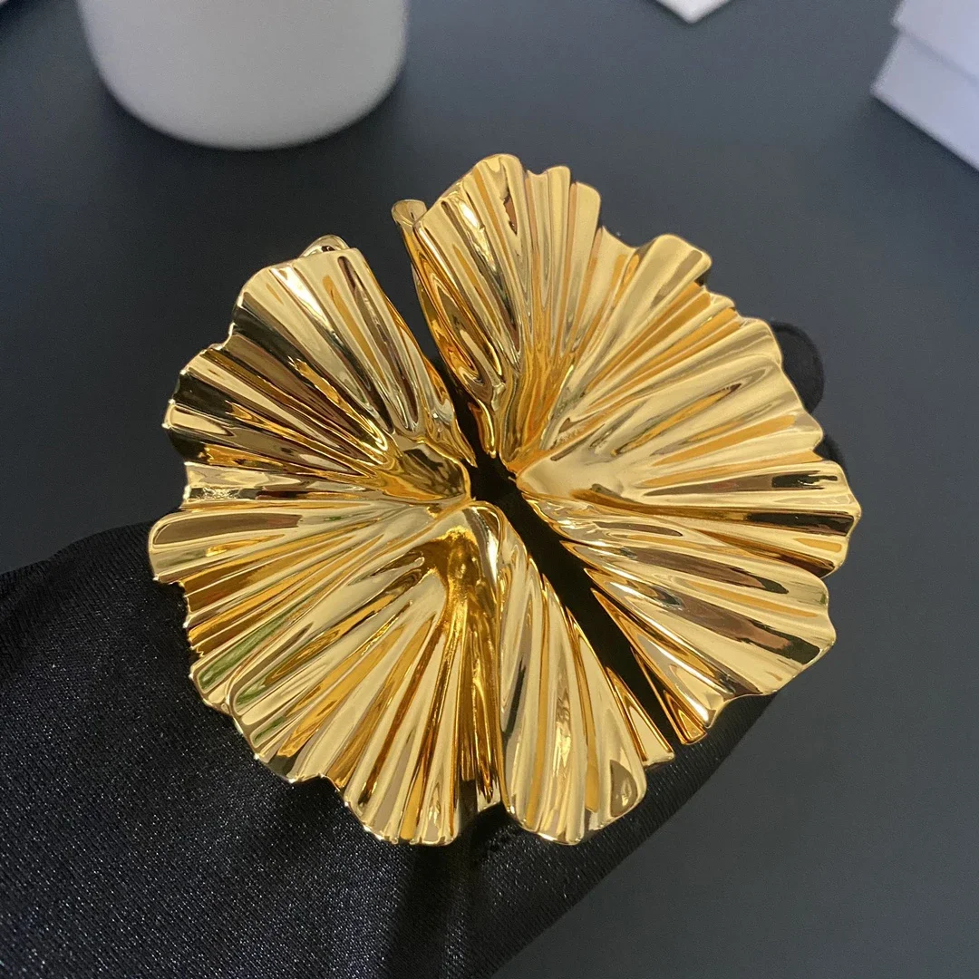 

Европейские серьги из латуни с покрытием из 18-каратного золота, с неровными складками, большие, для женщин, высочайшего качества, дизайнерские, брендовые украшения, аксессуары для ужина и вечеринок