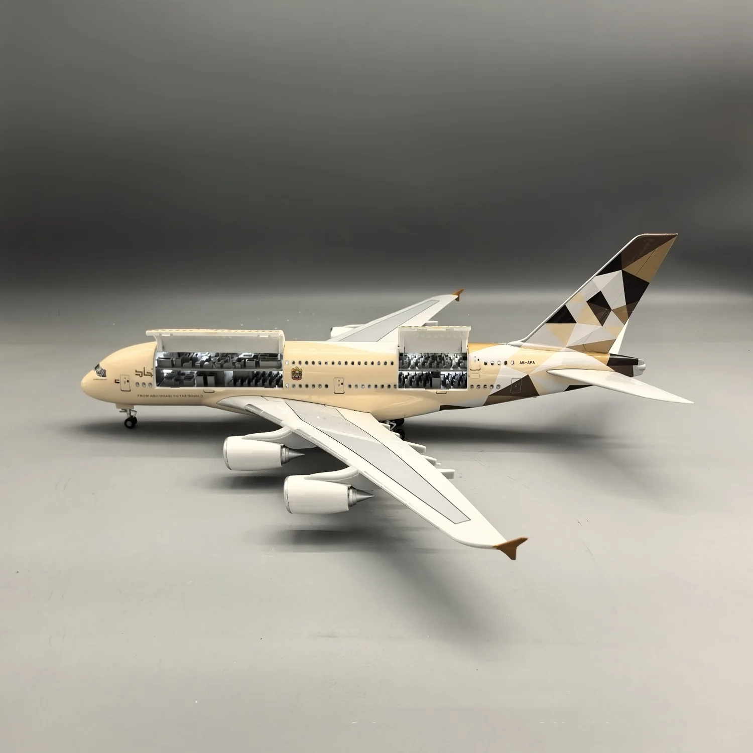 

Новая коллекционная авиамодель самолета A380 Etihad Airways из смолы, 46 см, с подсветкой и открывающейся дверью салона