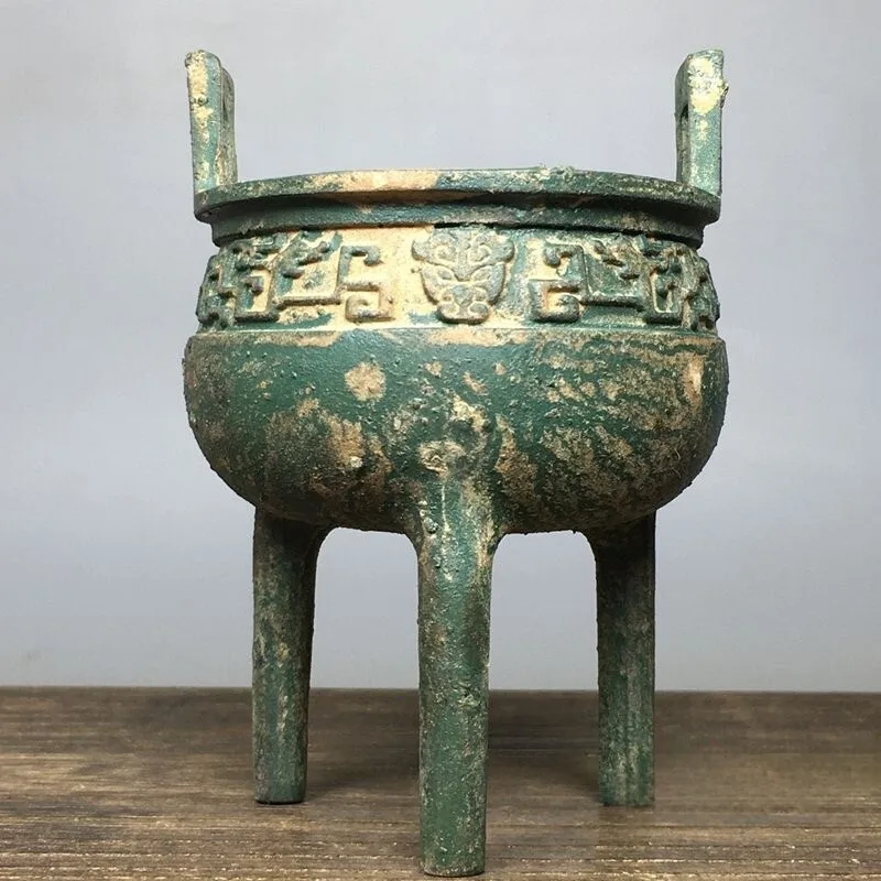 Unearthed old pulp green embroidery animal surface three-foot tripod incense burner antique binaural alloy copper tripod small o