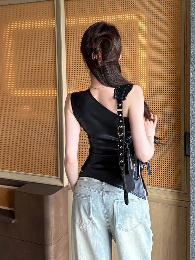 Solid color slim fit single shoulder sleeveless sloping neck T-shirt with asymmetrical pleats for women