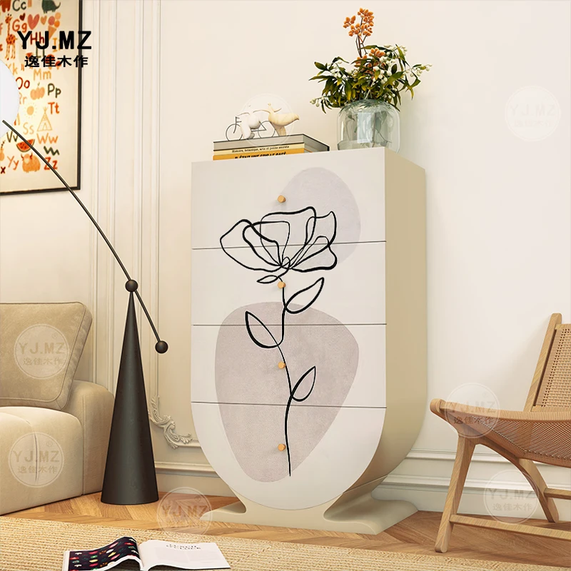 Mobile laterale per divano nordico semplice con fiori in bianco e nero contro il armadietto a muro