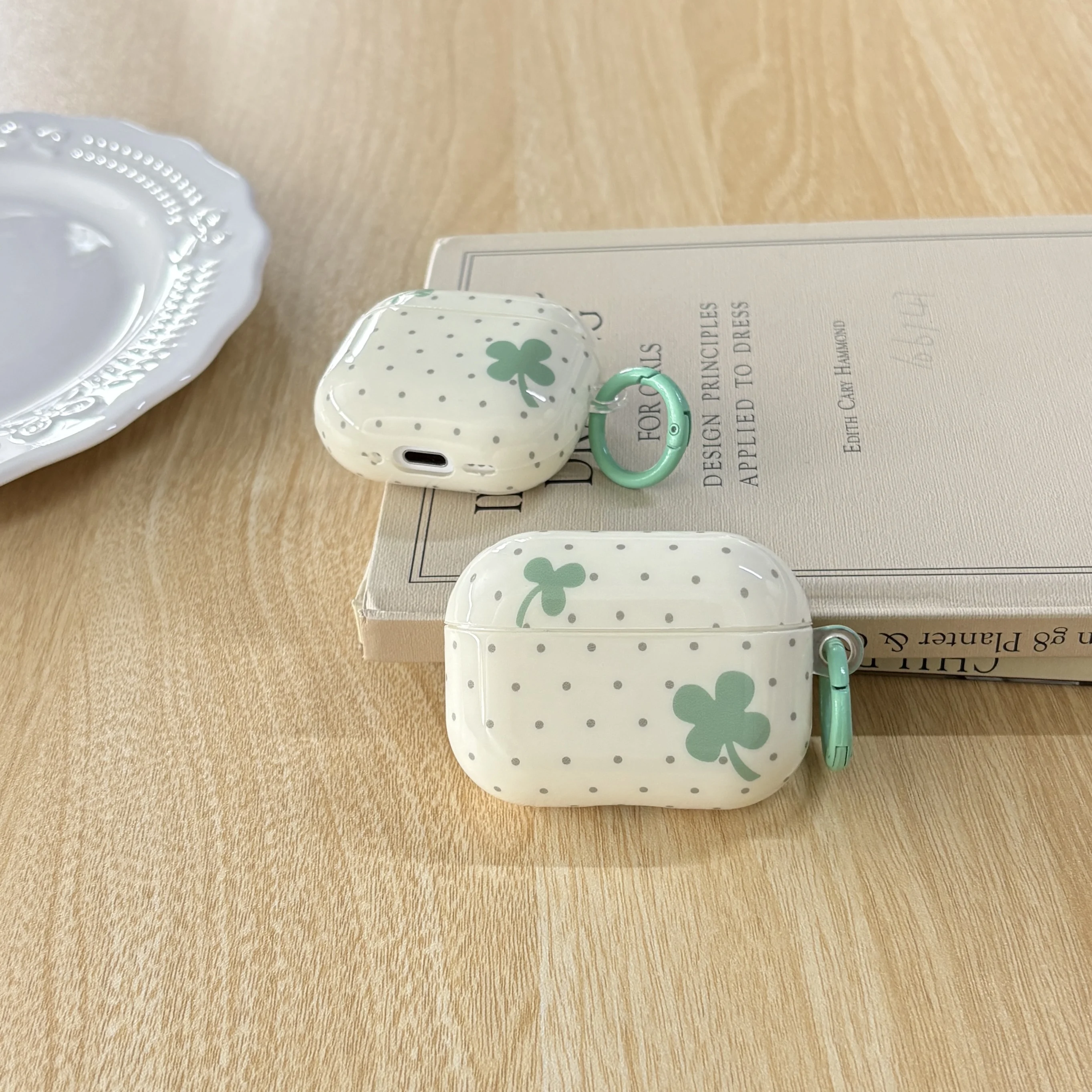 Einfaches, glückliches Kleeblatt-Design mit grauem Polka-Dot-Muster, Kopfhörerhülle mit grünem Ring für AirPods 1 2 3 4 5 Pro2 Pro3