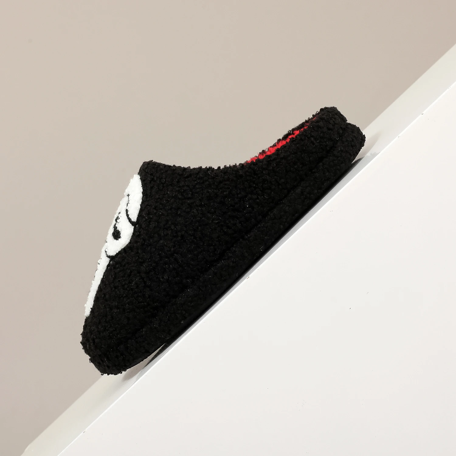 زوج من الجمجمة السوداء الرعب التطريز نمط أفخم المنزل لينة سوليد مريحة فروي النعال لطيف دافئ عدم الانزلاق شبشب منزل للرجال والنساء يمكن ارتداء الأحذية الصامتة خفيفة الوزن، الخيار الأول لهدايا عيد الهالوين وعيد الميلاد #4