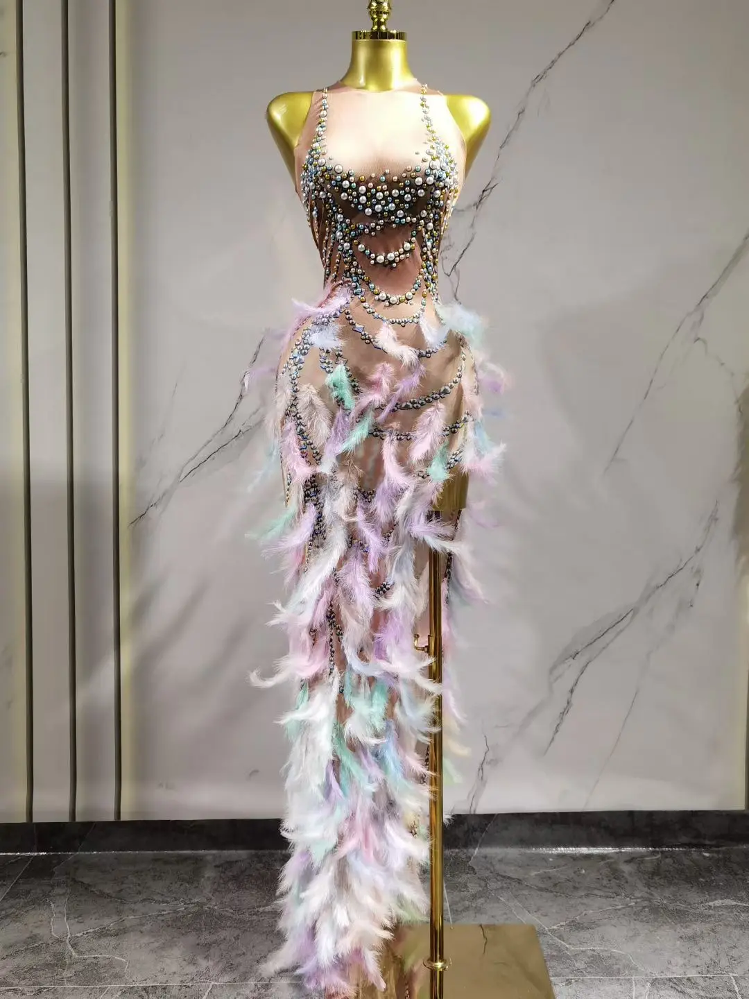 البريق حجر الراين ريشة مثير براون فستان شبكي المرأة أنيقة مساء حفلة عيد ميلاد الأداء التقطت الصور زي C435