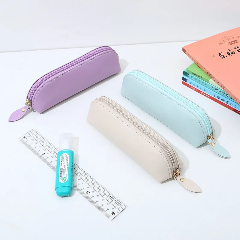 Un estuche creativo de cuero PU para bolígrafos con un diseño de cremallera y una bolsa de almacenamiento de cuero simple para aprender papelería
