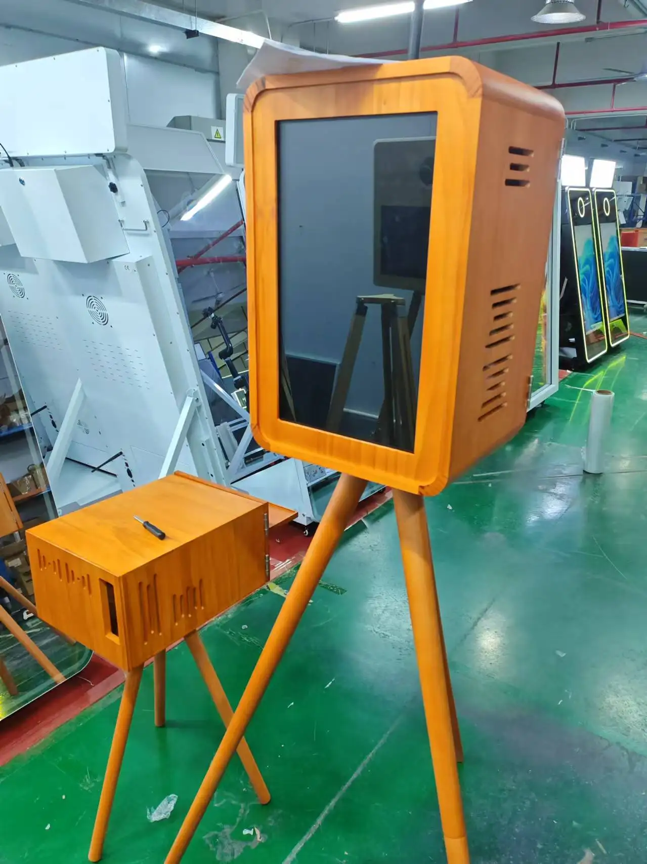 Drewniane lustro do selfie, fotobudka z ekranem dotykowym, kompatybilne z smartfonami i lustrzankami cyfrowymi.