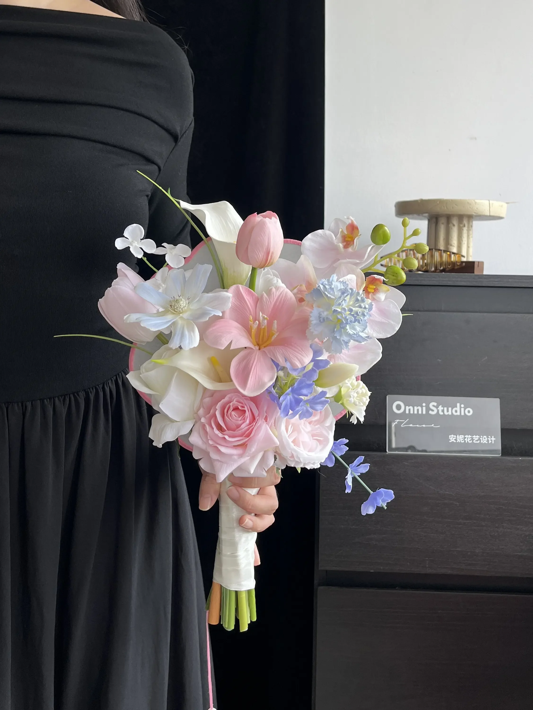 New Chinese-style pink group fan hand bouquet custom wedding engagement certificate simulated flower forest hand holding fake