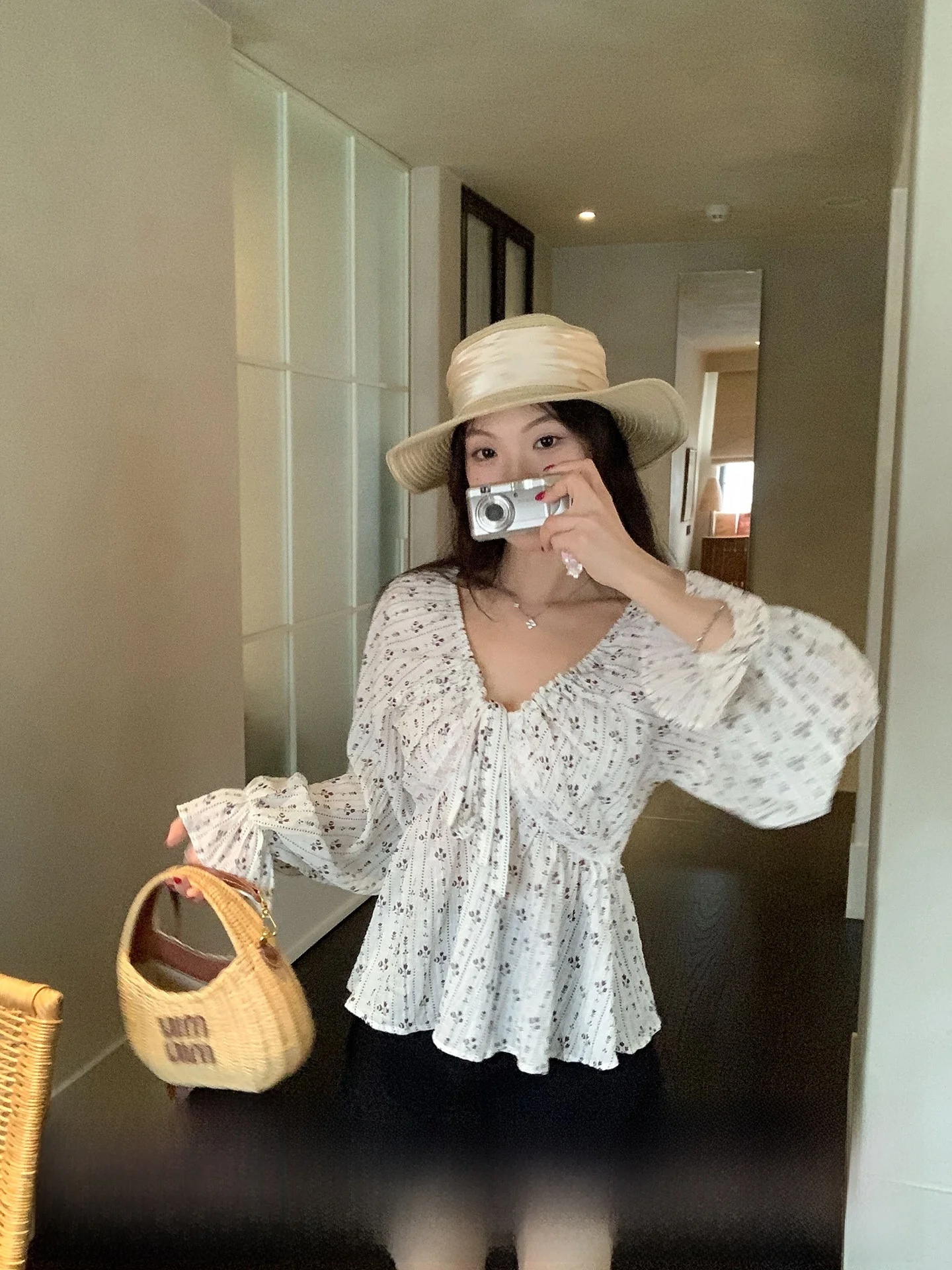 

Korean Style Long Sleeve Loose Women's Shirt V-Neck Bow Tie White Floral Design Breathable Comfortable Fashionable Youthful
