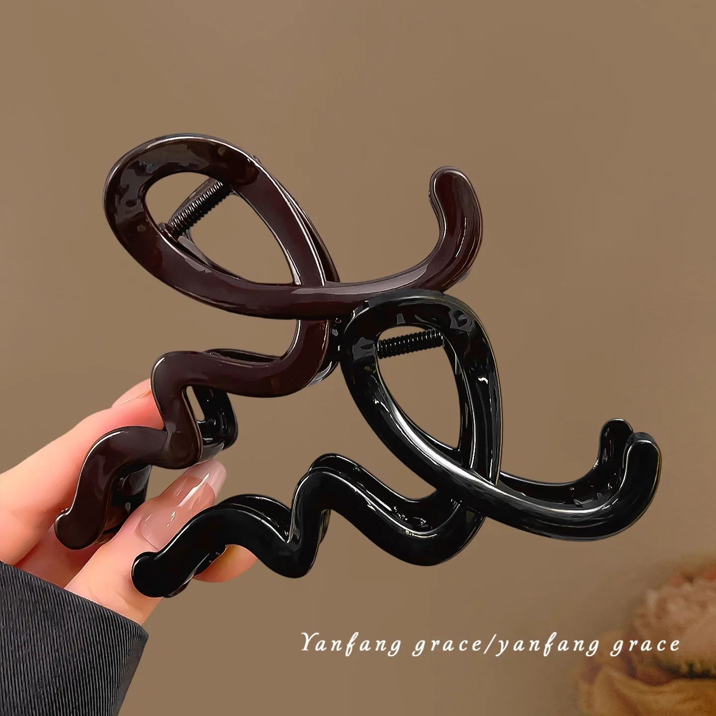 Oversized high-quality wavy hair clip for voluminous hair, a new Korean style hair clip for women's back of the head.