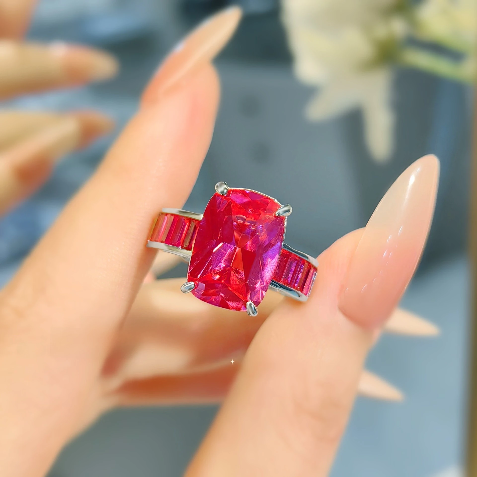 Rechteckiger Ring im koreanischen Stil mit Farbverlauf, aus rotem Korund und 925er Sterlingsilber – ein modischer, schlichter und eleganter Schmuck für Damen. – Detail 13