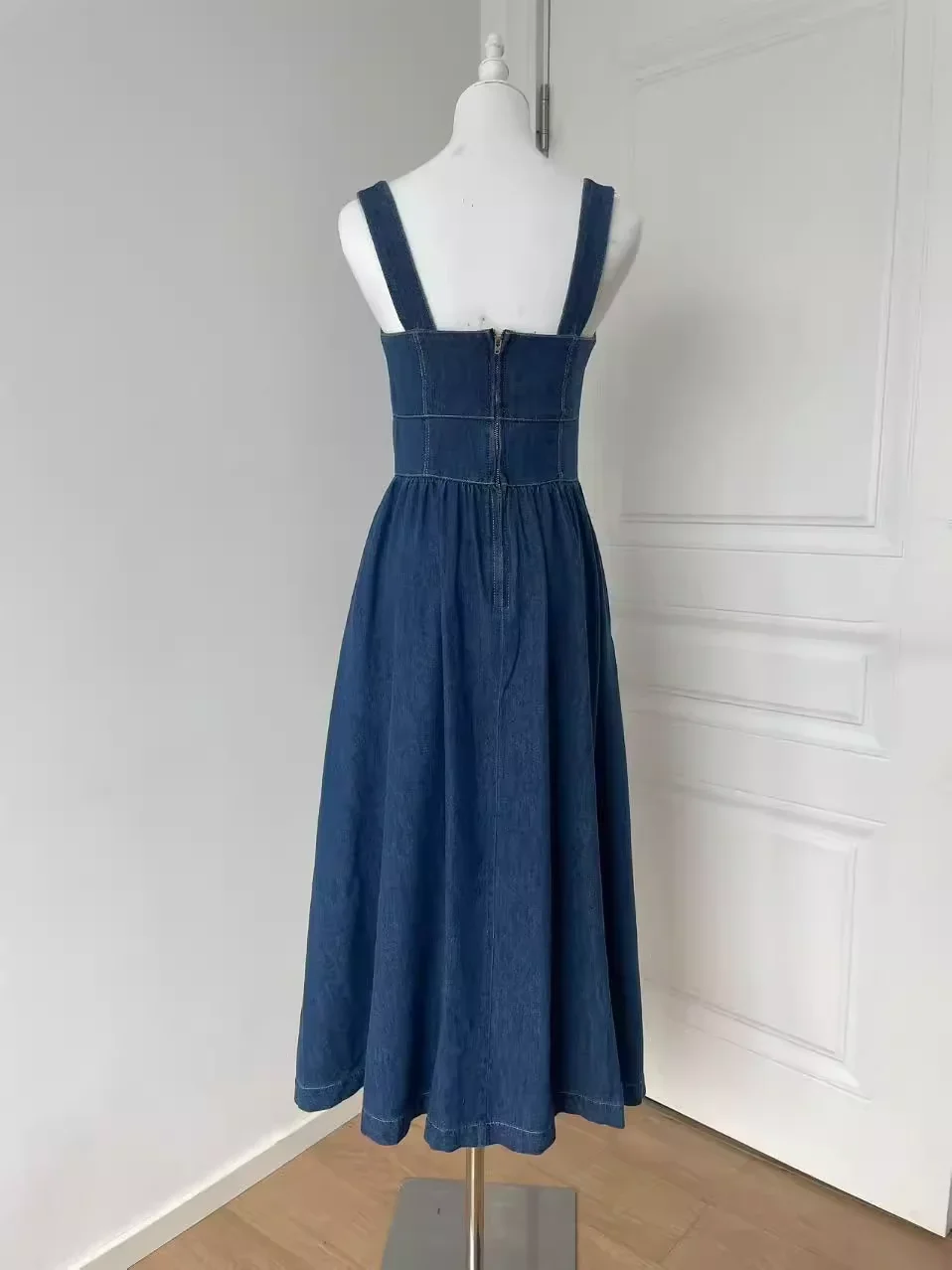 Damska sukienka na ramiączkach, długa, z niebieskiego denimu, 100% bawełna, z wysokim stanem, bez rękawów, z kwadratowym dekoltem, plisowana, modna szata damska.