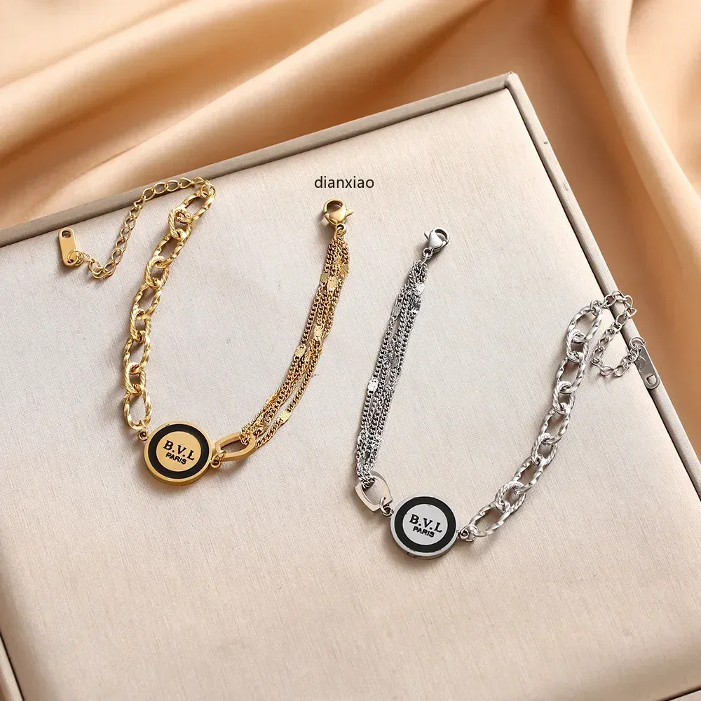 أحدث صيحات الموضة لعام 2025: سوار غير متماثل بسلسلة متعددة الطبقات بنمط مجوف أسود جديد تمامًا