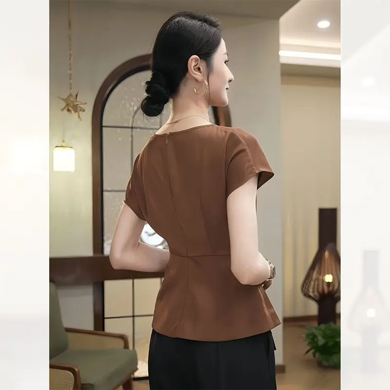 Blusa de manga corta ajustada de satén color caramelo para mujer, hebilla decorativa, dobladillo asimétrico, Top informal elegante de lujo para fiesta de oficina