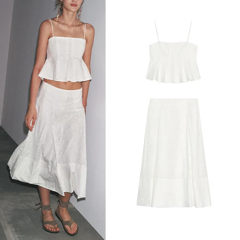 Conjunto de duas peças com top de aodão com bordado de ondas e barra larga, saia tipo capa de cintura média e calça crid...