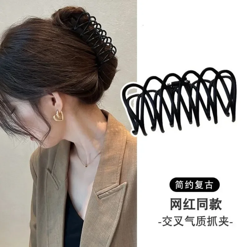 

New Hollow Out Fashionable Women's Grab Clip Retro Metal Back Spoon Girl Personalized Curly Hair Shark Clip Hair Accessory