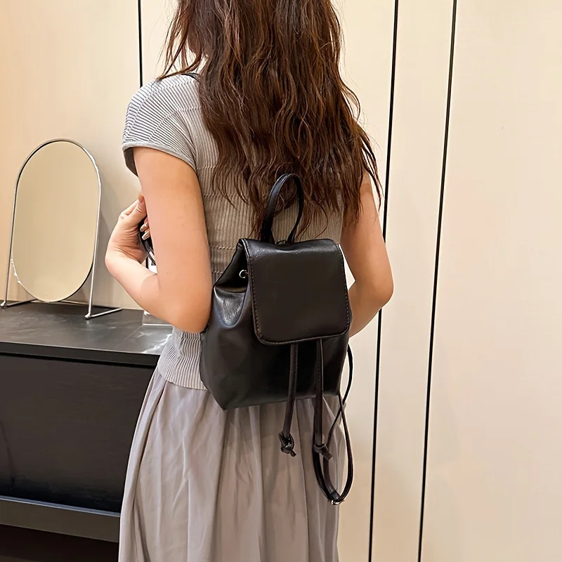 Mochila grande para mujer: bolso multifuncional con cordón para uso diario, trabajo, viajes. Diseño negro minimalista, correas resistentes.