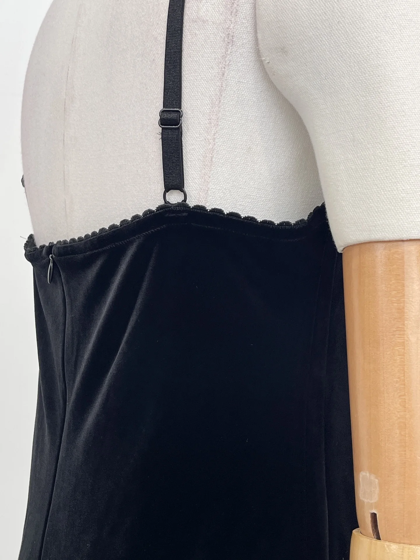 

Top Quality Black Sleeveless Backless Lace Velvet Midi Dress for Women