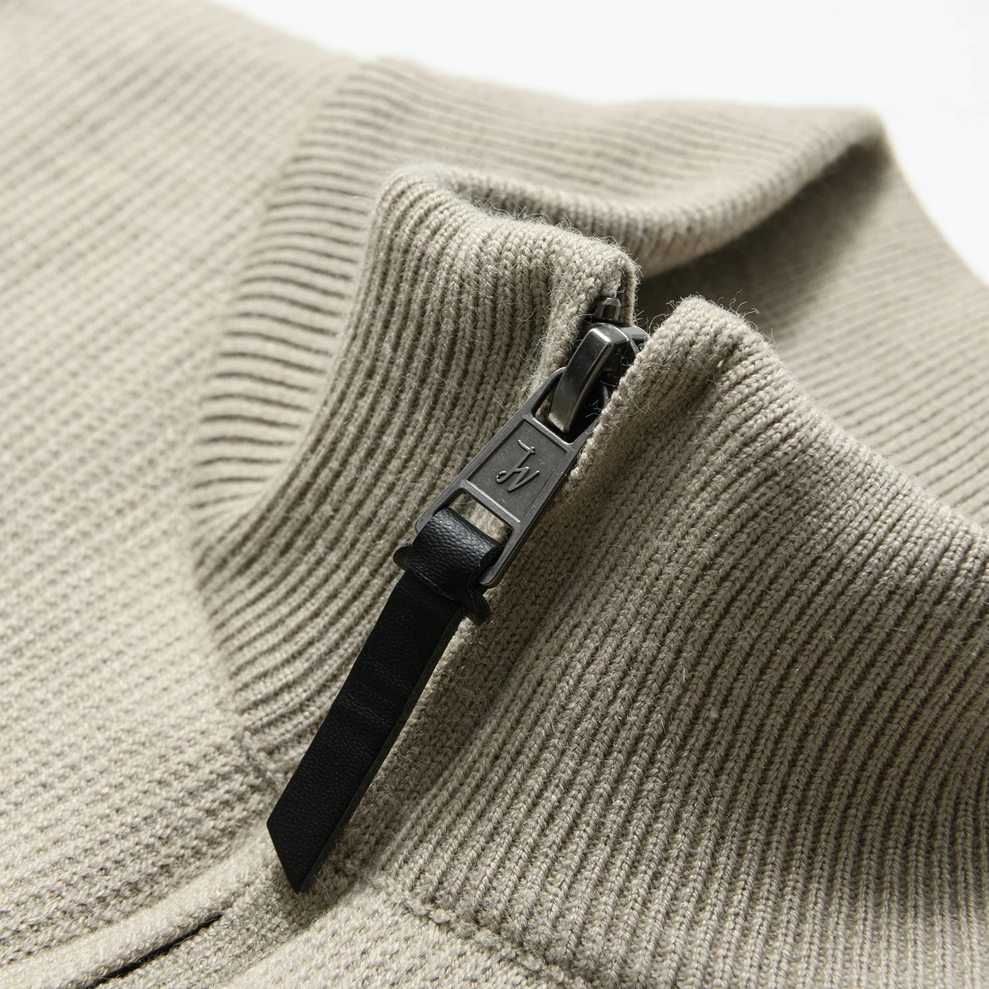 

Мужской утепленный однотонный свитер на молнии из мягкого трикотажа: комфортная осенне-зимняя новинка для повседневной носки