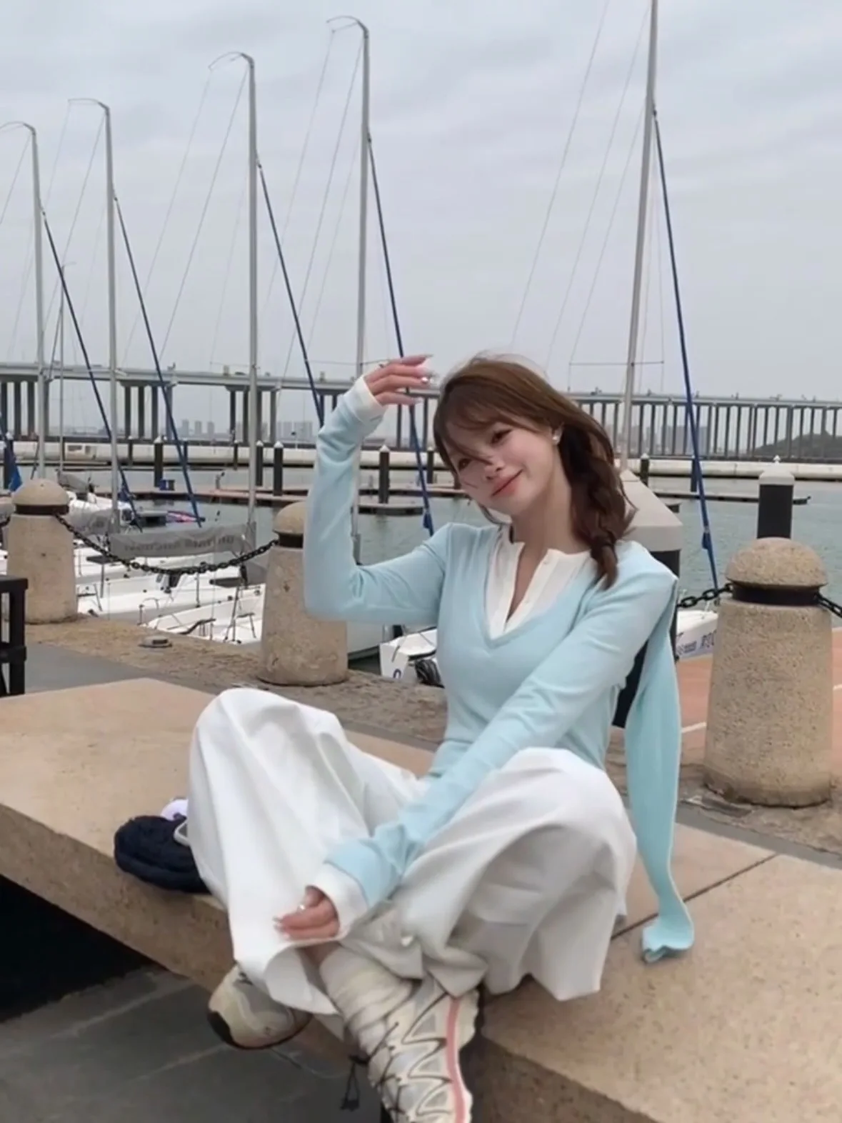 بلوزة نسائية كورية أنيقة بأكمام طويلة للخريف والشتاء، تصميم ضيق بياقة مفتوحة ونمط إبداعي مناسب للعمل