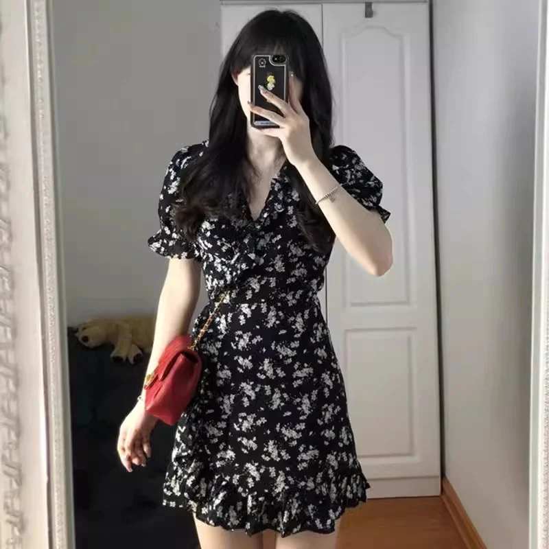 

French V-neck Floral Dress 2024 Summer Loose Fit Small Figure Hepburn Black Slimming Fairy Fishtail Short Skirt For Commuting S7