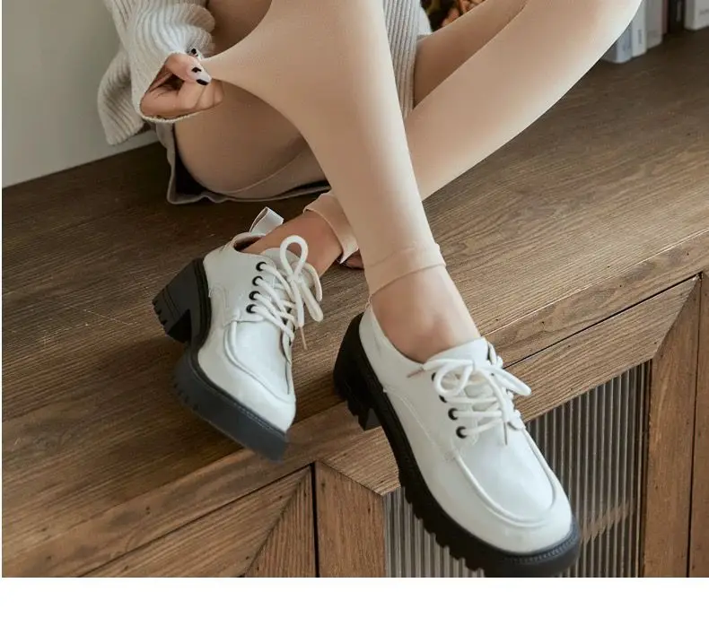 Leggings de mujer elásticos aislados estudiantes caderas desnudas bordado Bootcut a cuadros mate corte en V hermoso Jeggings medias con curvas