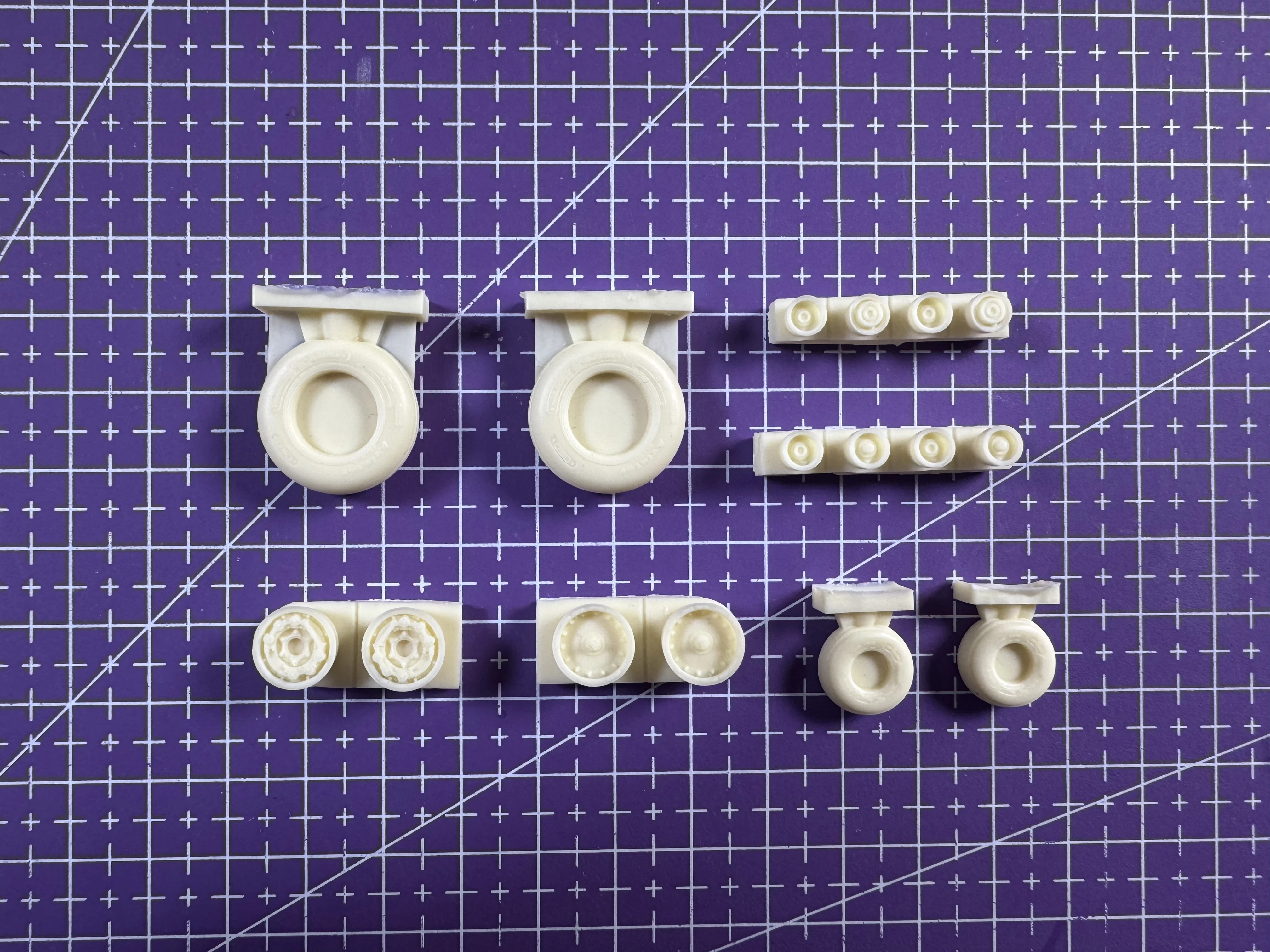 

1:35 комплект для сборки модели из литья под давлением, полимерные колеса, неокрашенные, нужно собрать (детали модификации самолета Sea Eagle)