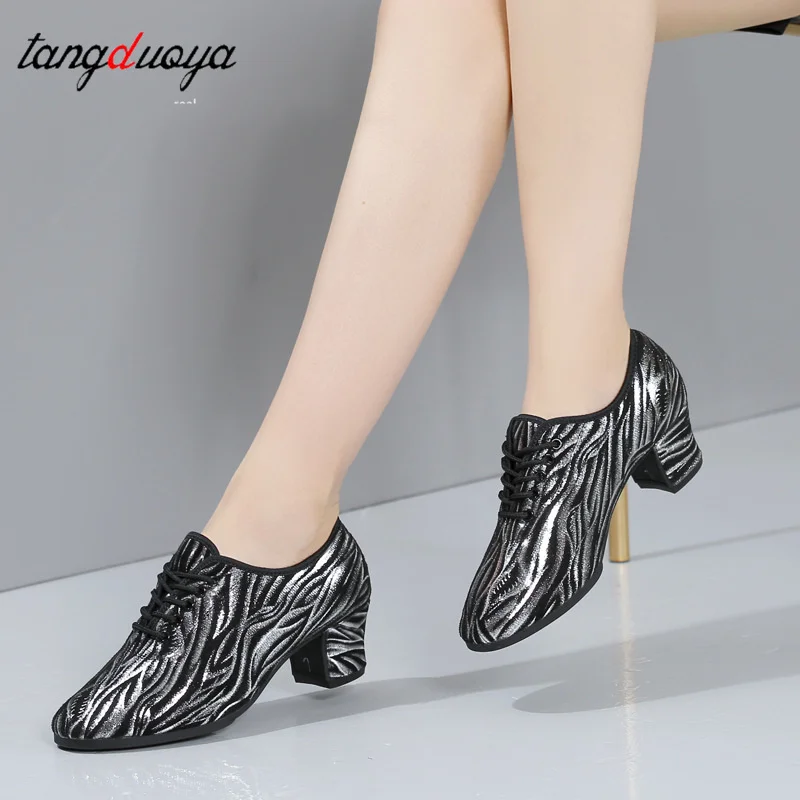 

Новые модные туфли для латинских танцев в яркую полоску, женские туфли для бальных танцев на среднем каблуке, квадратные кроссовки на шнуровке для танго, сальсы, вальса