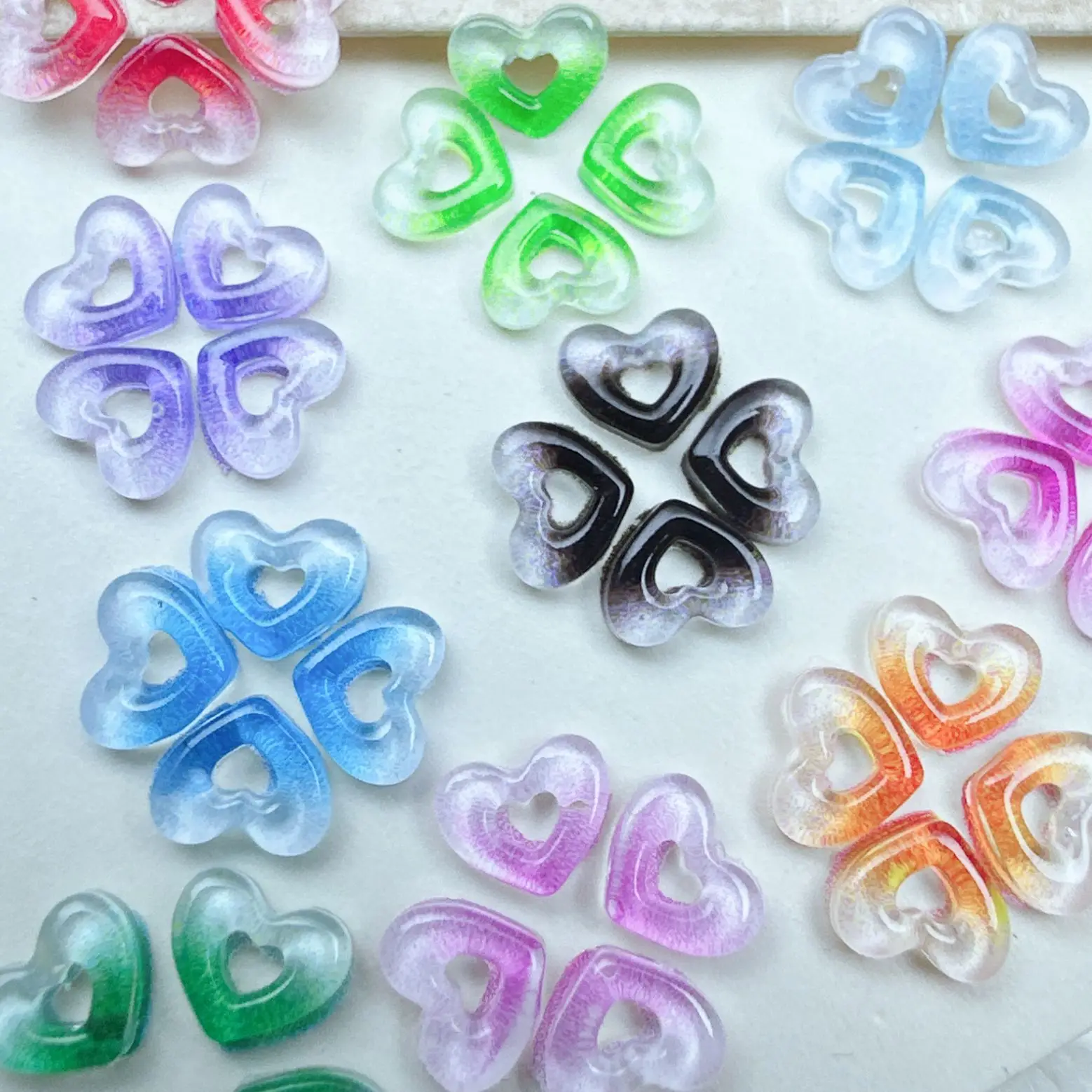 100 Stück 5×6MM Hohle Herz-Harz-Nagelanhänger - Transparente 3D-Nagelkunst, Minimalistische Aufklebnagel-Dekoration für DIY Elegante Maniküren