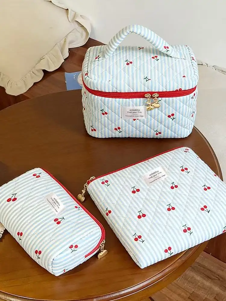Koreanische Version Ins Rote Kirsche Print Gesteppte Kosmetiktasche Gestreift Dreifarbig Vielseitige Einfache Aufbewahrungstasche für Ausflüge und Reisen – Detail 1