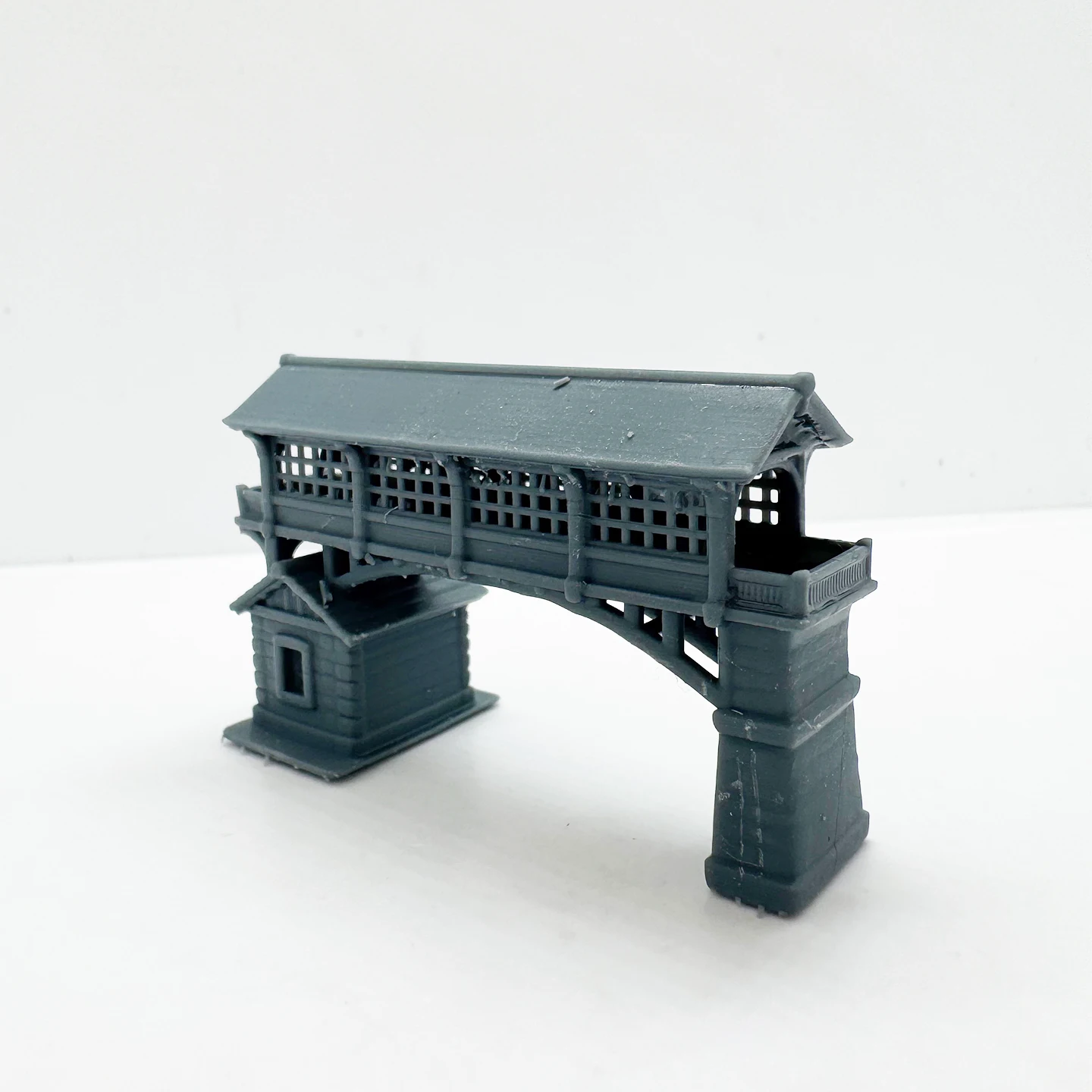 Most z koperty z kamiennym domem Diorama LYTS123 1/87 1/160 1/220 Miniaturowy model budynku Samochód wojskowy