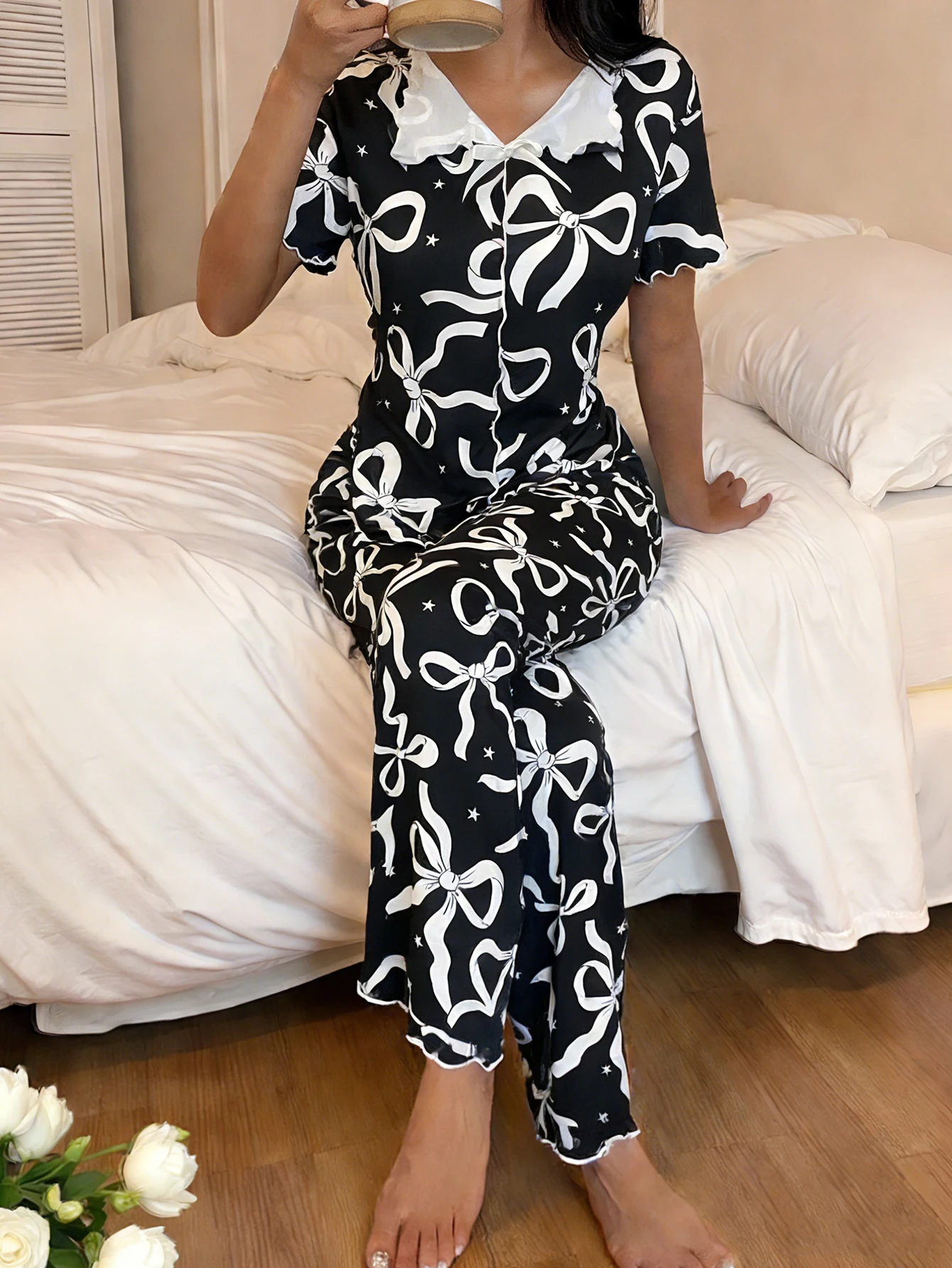 

2-Piece Set of Spring/Summer Women's Pajamas with Label Tags, Valentine's Day Romantic Bowknot Floral Print, Turn-Down Collar, S