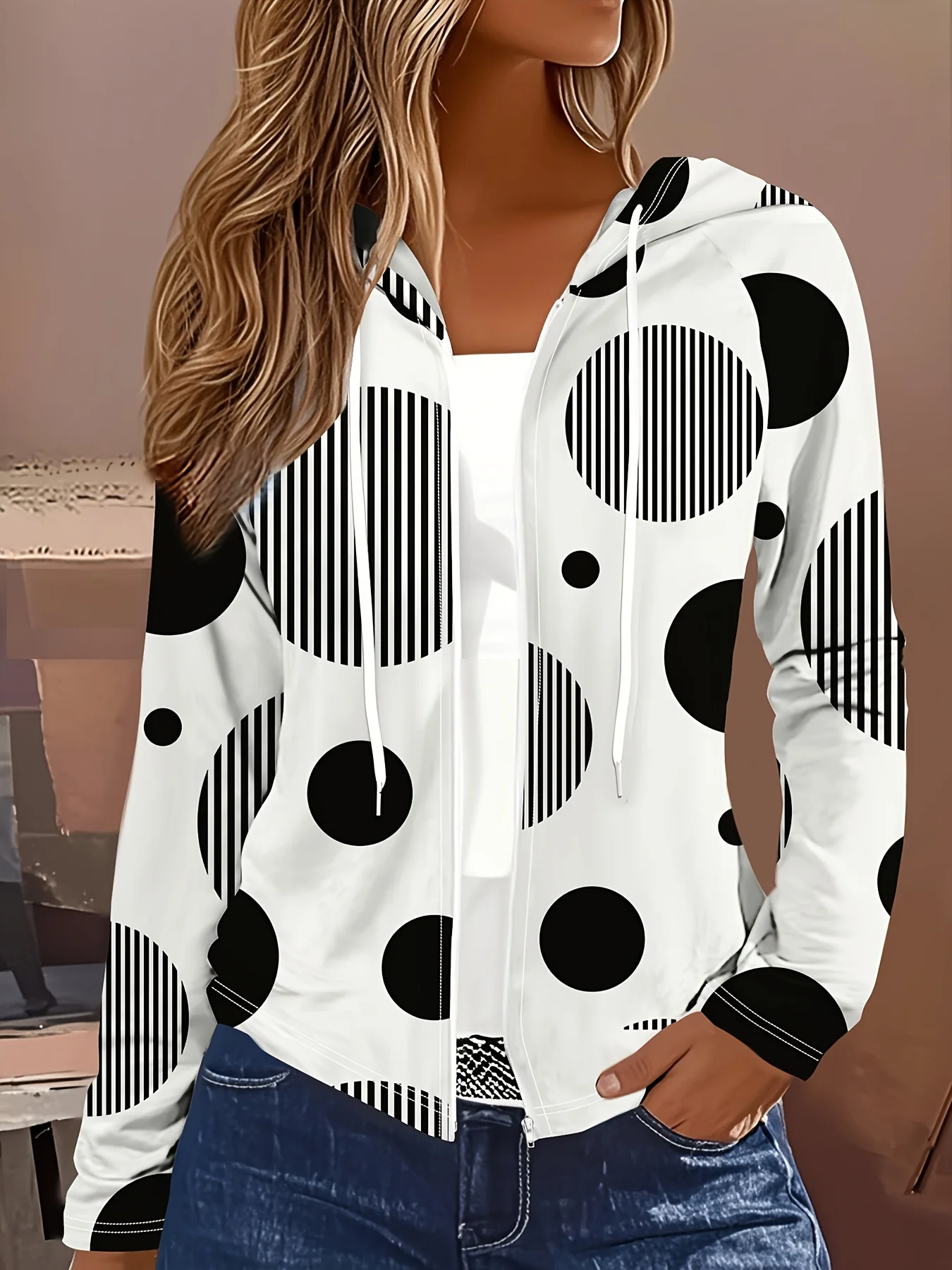 

Куртка с капюшоном в черно-белый горошек в повседневном стиле