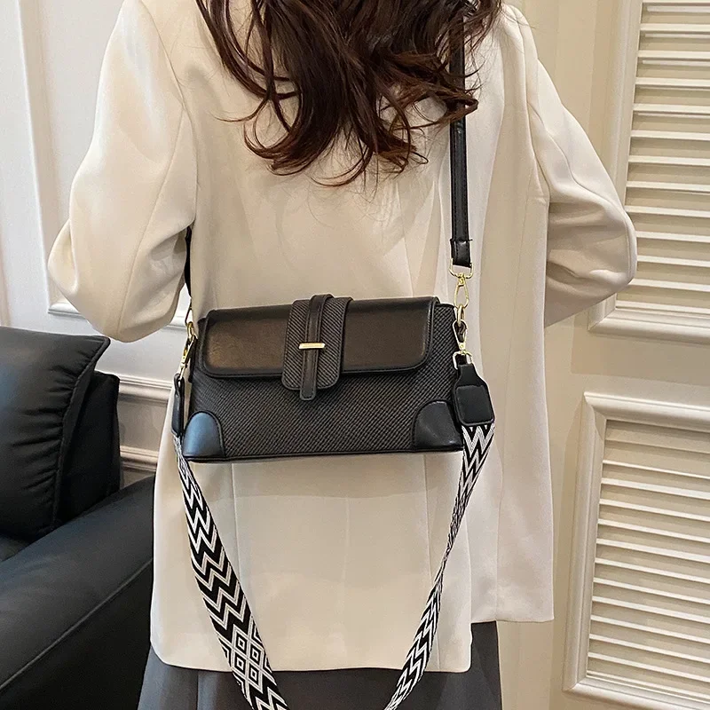 

Французский кустарный багет, весна 2023 года — лоскутное шитье в стиле ретро, отделка из искусственной замши (подмышки/плечо, ниша и элегантность)