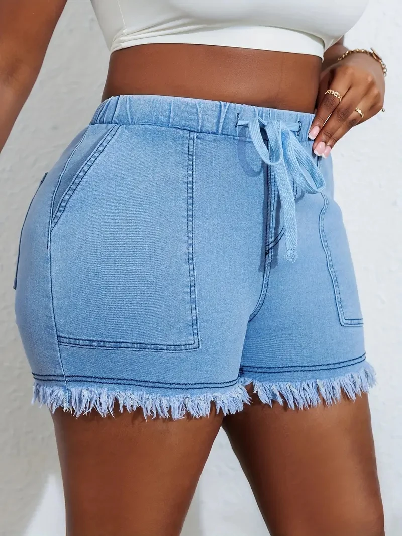 Pantaloncini di jeans taglie forti da donna con cintura elastica ad alta elasticità e stile nappa, jeans alla moda e versatili