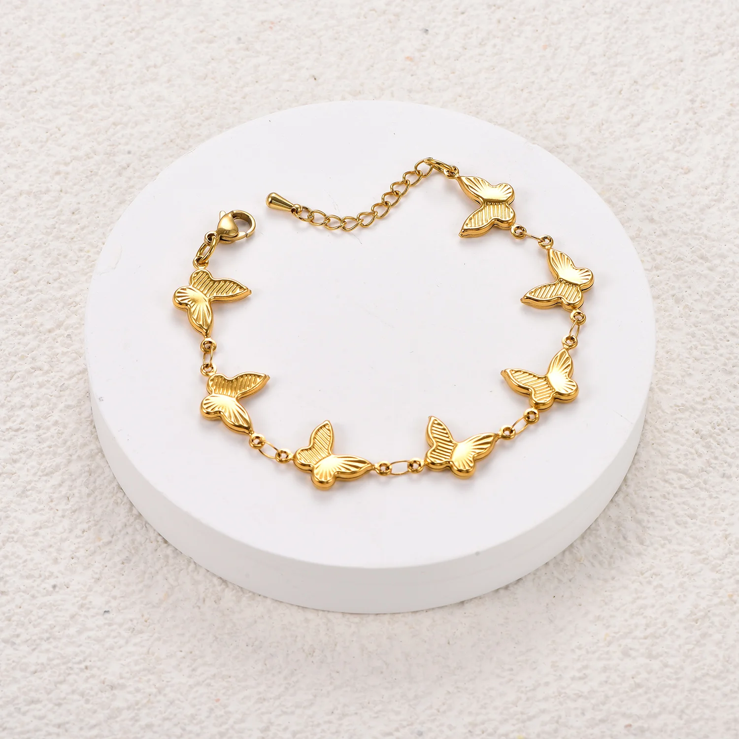 Elegante goldfarbene Edelstahl-Schmetterlingsarmbänder, trendige Armreifen, wasserdichtes Fußkettchen, vielseitiger Schmuck für Frauen und Mädchen. – Detail 6