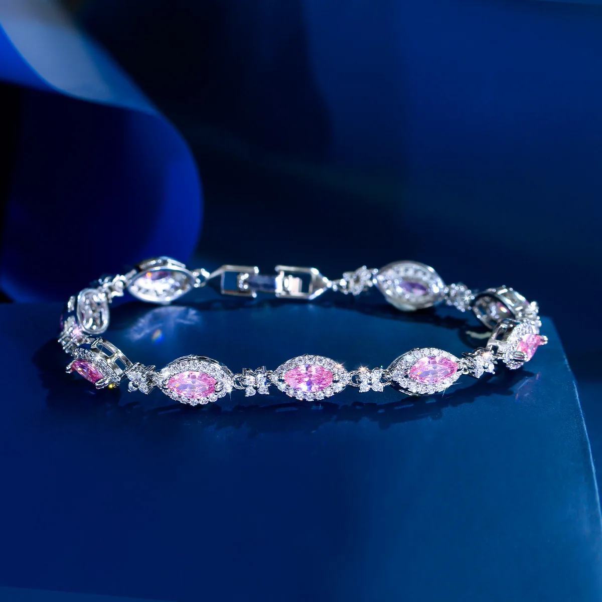 CWWZircons Exquisite, trendige, weiße CZ-Mikro-Pavé-Tennisarmbänder in ovaler Form für Damen, Hochzeit, Verlobung, Schmuckgeschenk S0279 – Detail 4