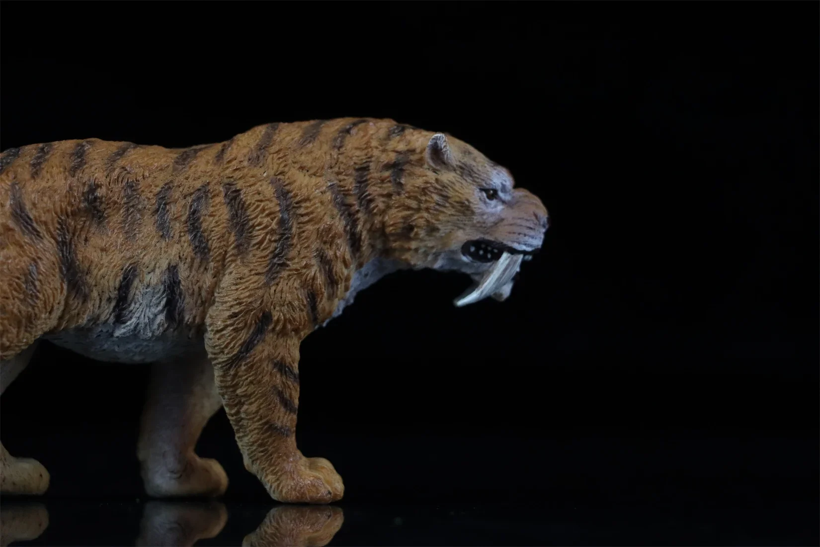 TNG Saber-Toothed Tiger T4007 Model Realistic Prehistoric Animal Collection Scene Desk Decoration Birthday Gift Educational Toy