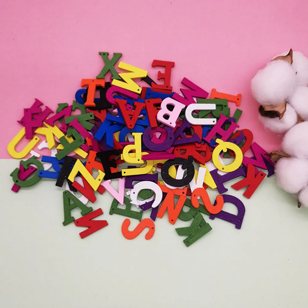 200 szt. Kolorowe drewniane wycinanki z literami, gładka powierzchnia, rękodzieło DIY, lekkie zabawki edukacyjne Montessori dla dzieci