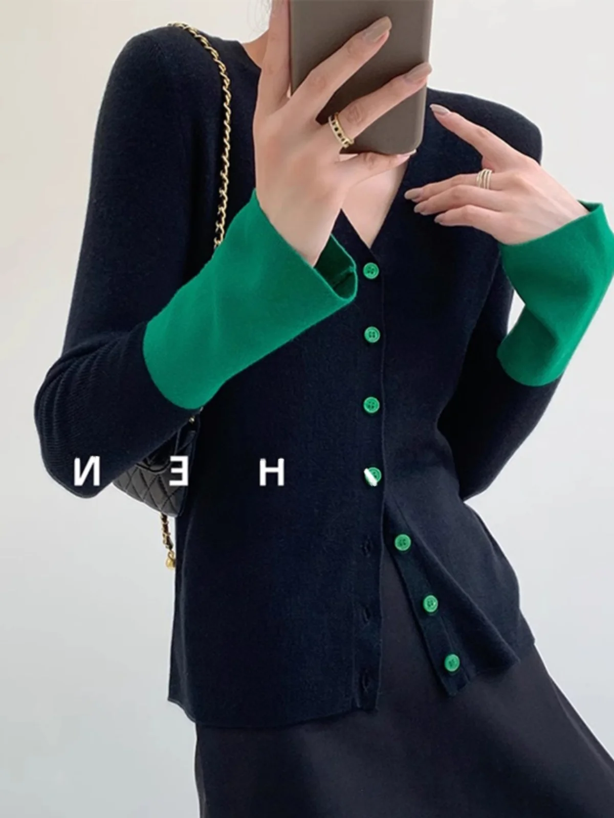 

Женский вязаный кардиган с V-образным вырезом, приталенный, с длинными рукавами-колокол, осенне-зимний, модный, элегантный, в стиле колор-блок, базовый