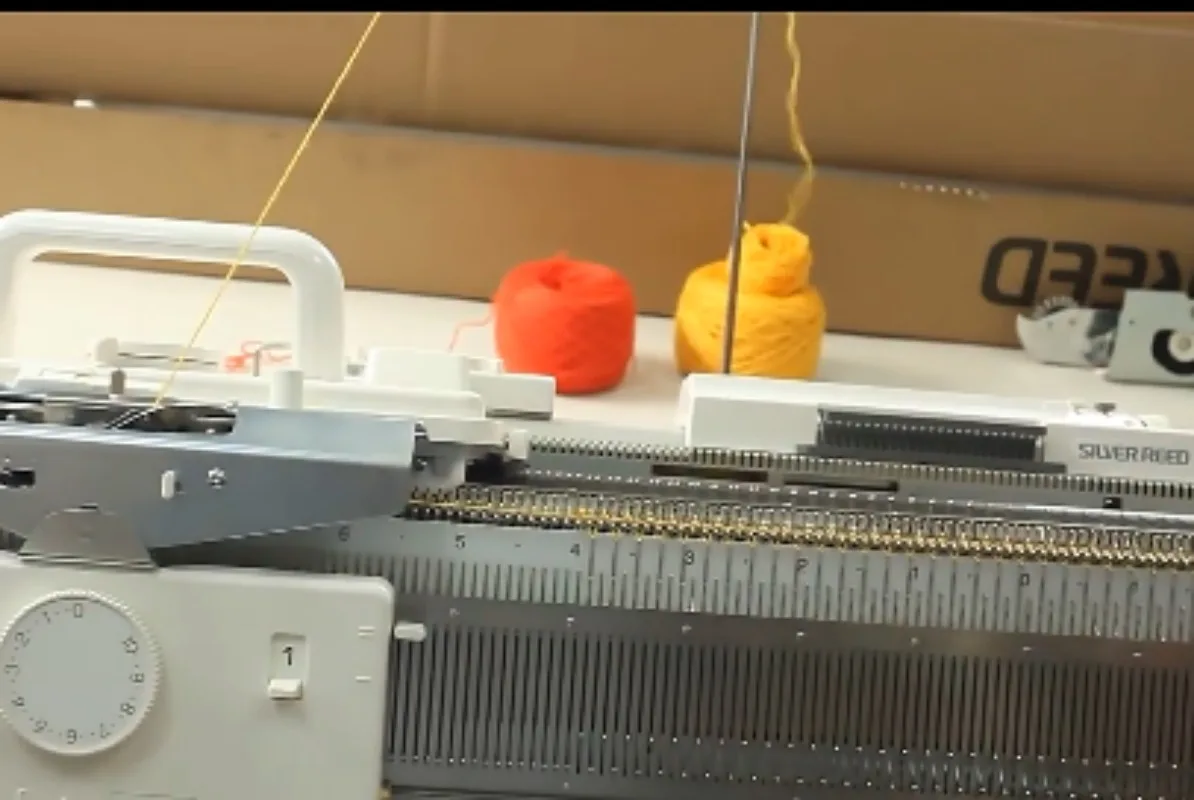 Manual Hand Sweater Knitting Machine 2.25mm To 3.75mm Needle Size For Household Yarn Weaving