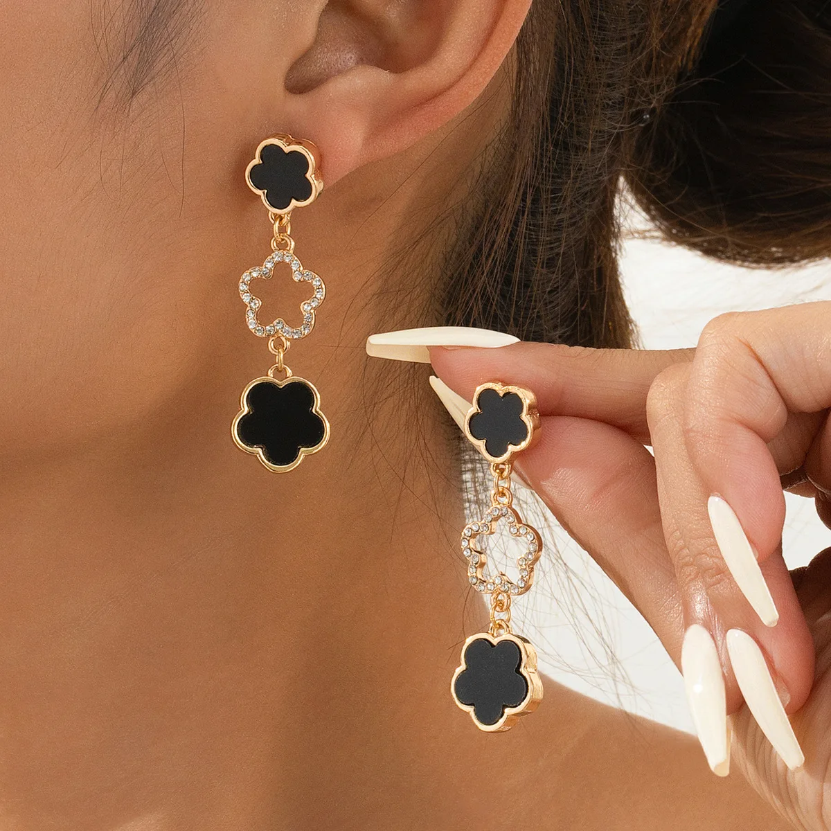 

A Pair Fashion Design Classic Lucky Five-Petal Flower Five-Leaf Grass Long Eardrop for Women Charm Paty Jewerly Gift Daily Wear