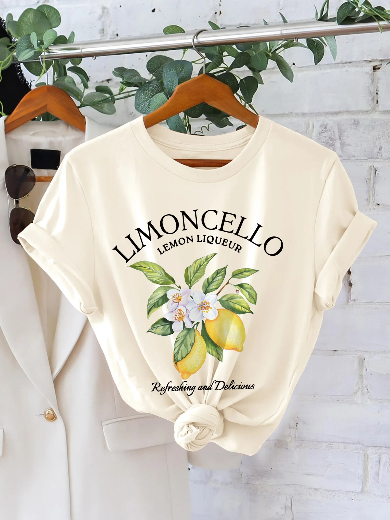 تي شيرت نسائي مطبوع عليه رسومات Limoncello Lemon Liqueur - قميص كاجوال بأكمام قصيرة ورقبة دائرية مع تصميم ليموني وزهور