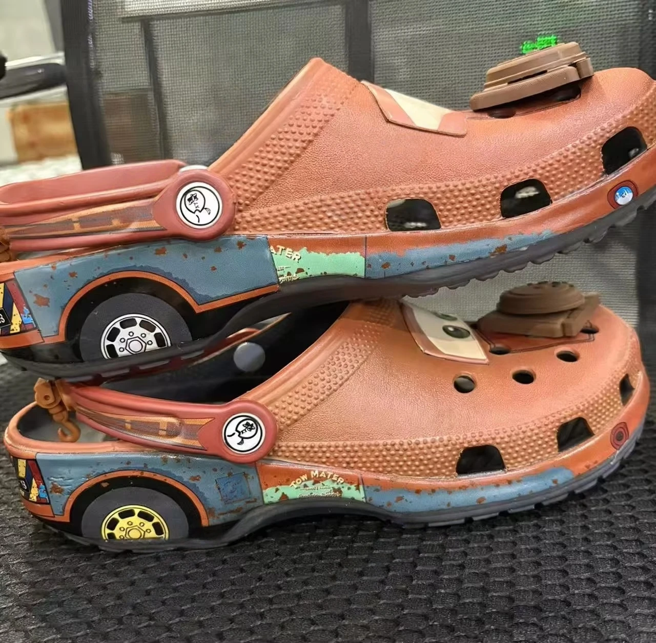 Moda Eva verano dibujos animados coche tema divertido Mater antideslizante transpirable ligero zapatos de playa sandalias zapatillas sorpresa regalo novedoso