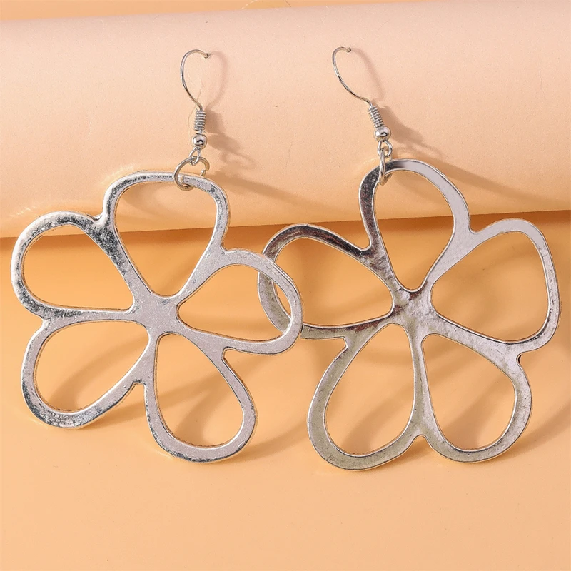 Übertriebene Metall-Ohrringe mit Großen Hohlen Blumen für Damen und Mädchen, Party- und Festival-Schmuck, Geschenke – Detail 2