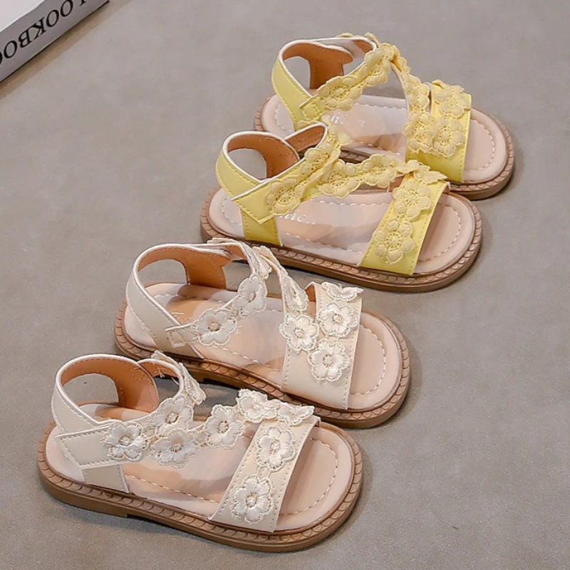 

Летние сандалии для девочек, новинка 2026 года, повседневные детские сандалии принцессы на плоской подошве с цветочным узором, модная универсальная обувь для девочек и студентов, пляжная прогулочная обувь