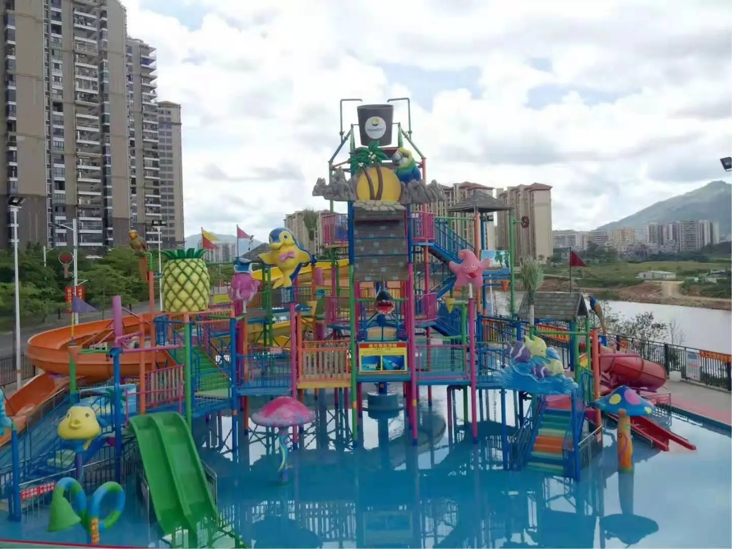 Profesjonalne, duże, zewnętrzne, dziecięce urządzenia do parków wodnych, z włókna szklanego, zjeżdżalnie Tongxin TX05233, zaprojektowane do zabawy dzieci.