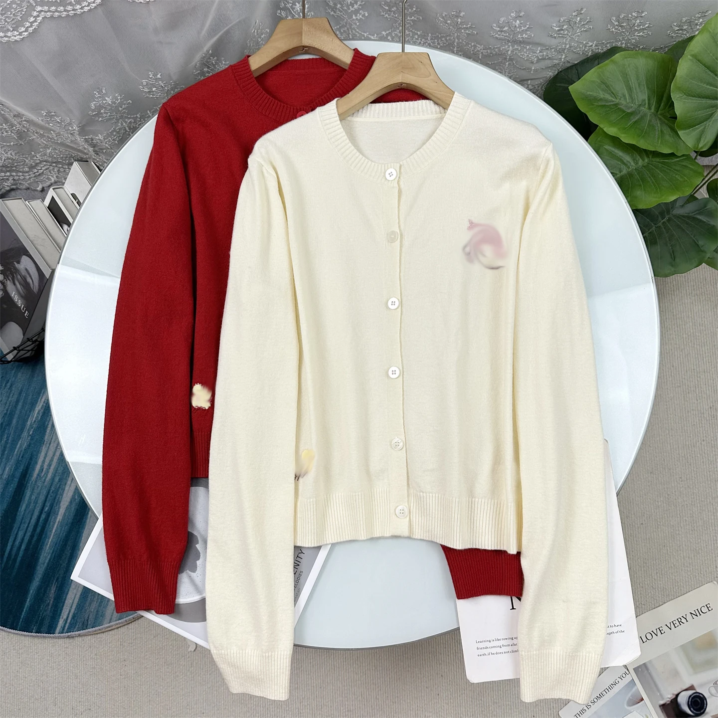 

Модный теплый вязаный свитер-пальто женский с круглым вырезом, вышивкой и цветочными вставками, зимний стиль 2025, с длинными рукавами, на пуговицах