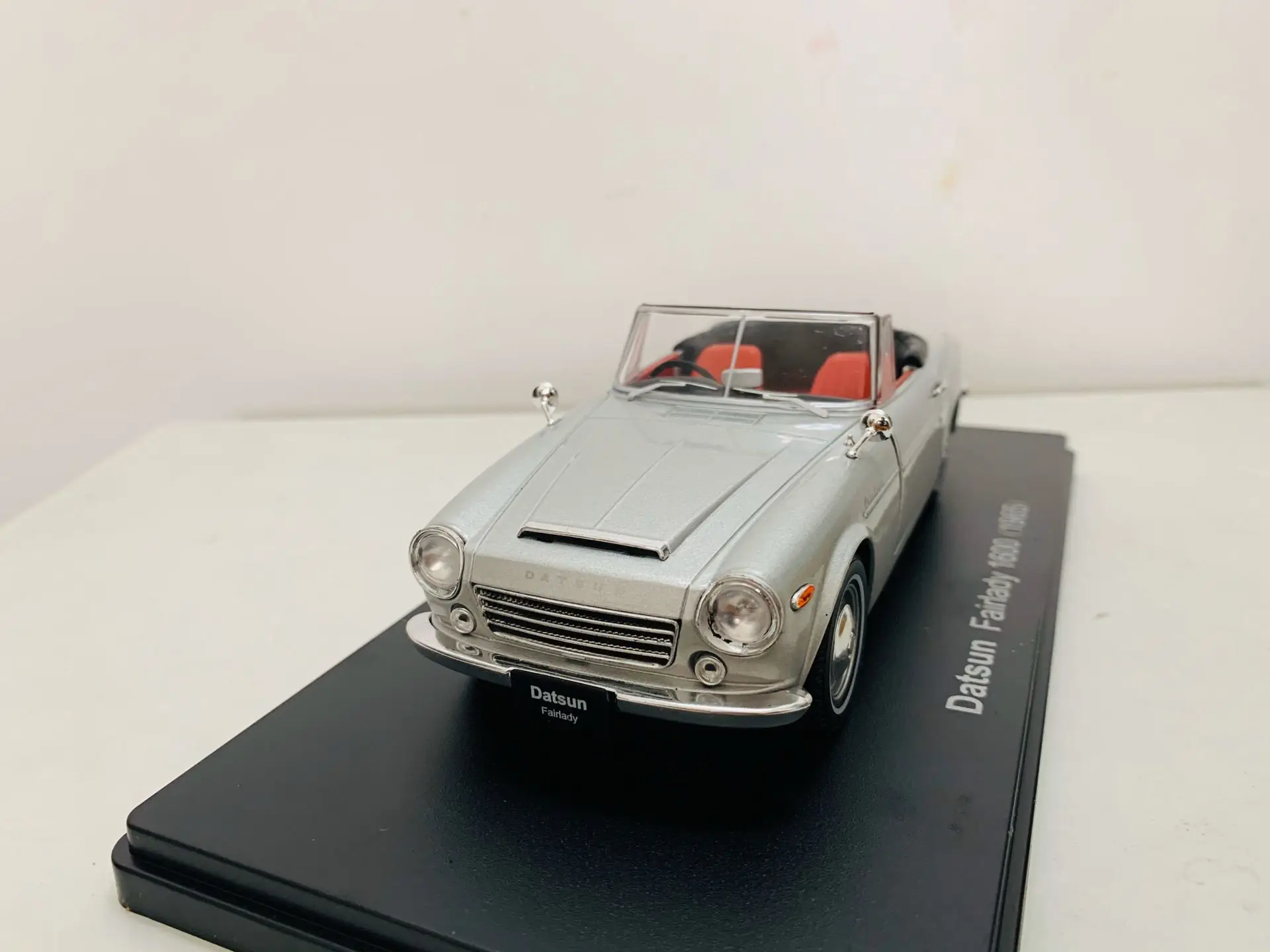 1:24 Scale Die-Cast Model Car Datsun Fairlady 1600 1965 2 Open Door New in Box